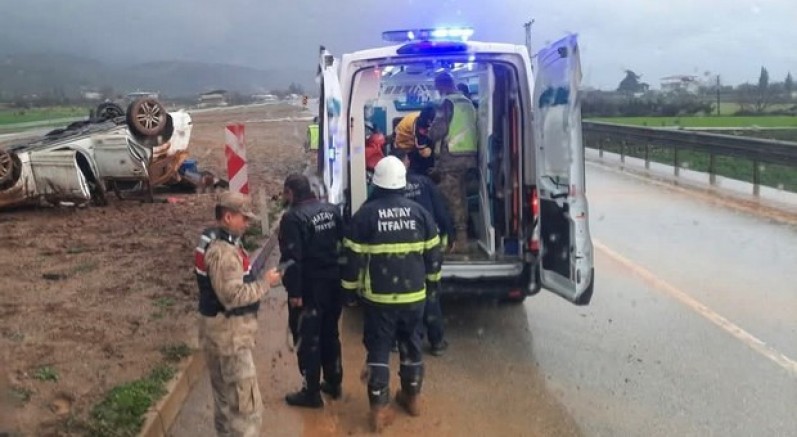 Takla atan otomobildeki 2 kişi yaralandı