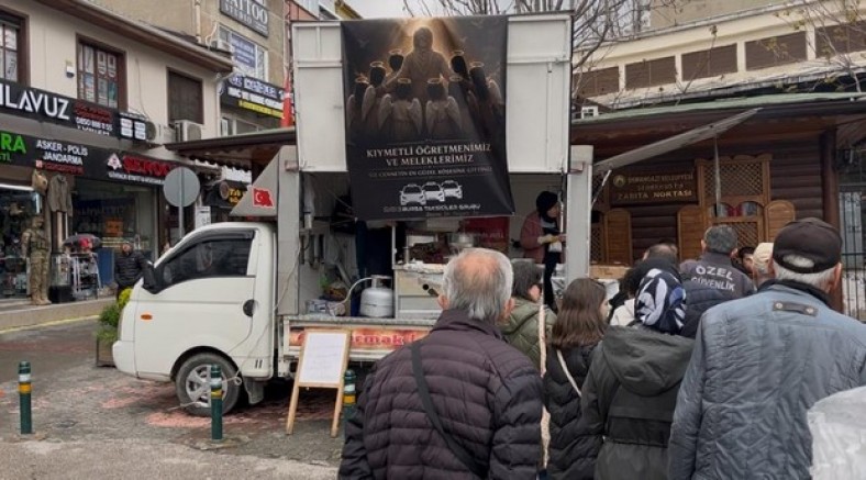 Taksicilerden kahraman öğretmen ve öğrencilere vefa