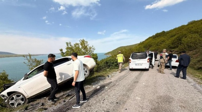 Tatvan’da otomobille kamyonet çarpıştı: 6 yaralı