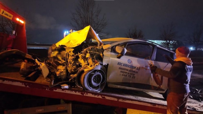 Ters şeritte ilerleyen otomobil dehşet saçtı