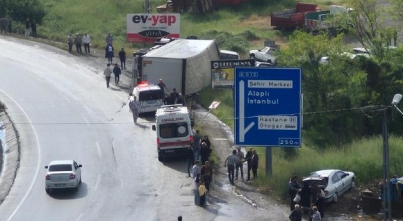 Tır virajı alamadı: Aynı aileden 5 kişi yaralandı