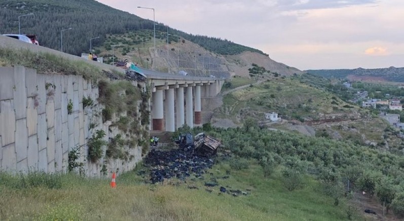 Tır viyadükten aşağı uçtu: 3 ölü, 3 yaralı