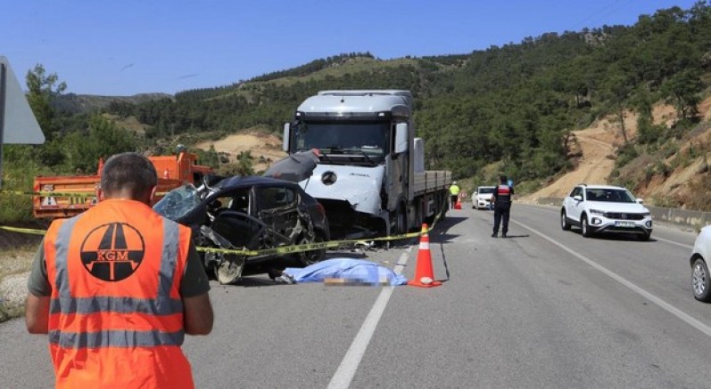 Tırla çarpışan otomobildeki çift hayatını kaybetti