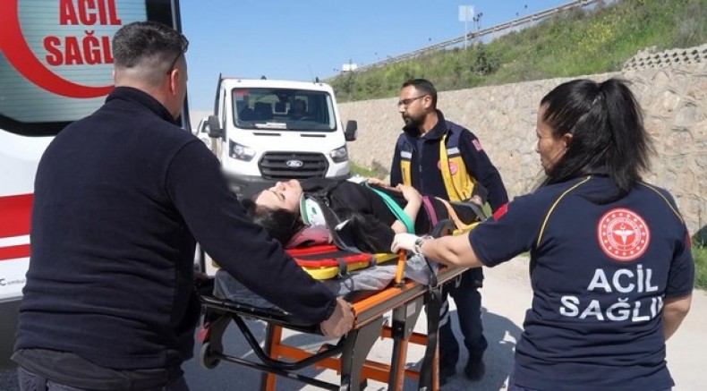 Traktör ile otomobil kafa kafaya çarpıştı: 5 yaralı