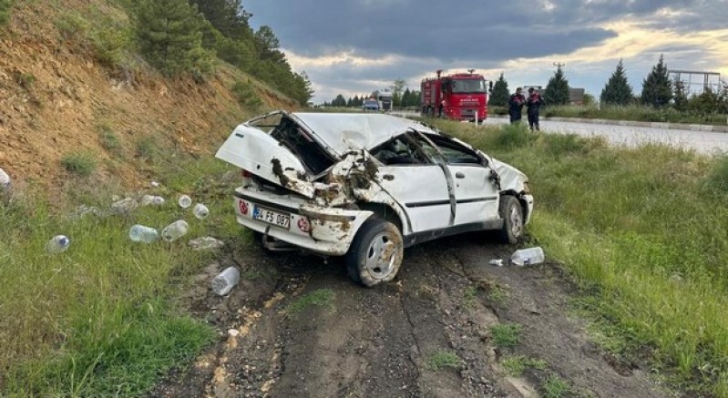 Uşak’ta otomobil şarampole devrildi: 3 yaralı