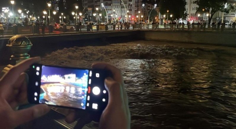 Vatandaşlar tehlikeye rağmen köprüye akın etti