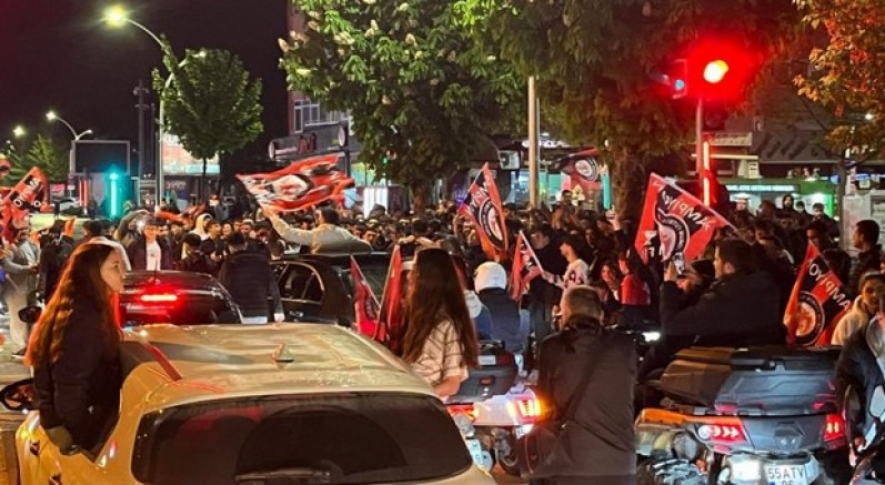Yarı final galibiyetini coşkuyla kutladılar