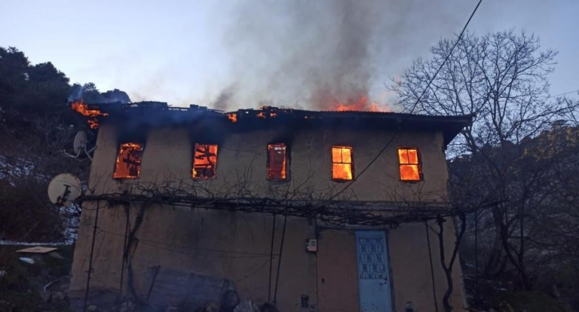 Yaşlı kadın yangında hayatını kaybetti