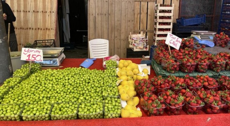 Yaz meyveleri pazar tezgahlarında yerini aldı
