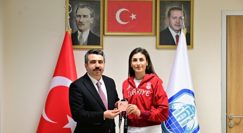 Yıldırımlı Hatice Kübra İlgün Avrupa'da kürsüde