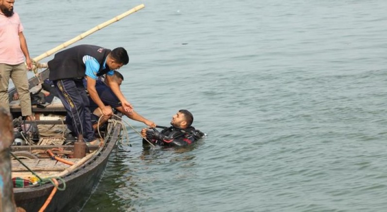 Yolcu otobüsü nehre düştü: 24 ölü