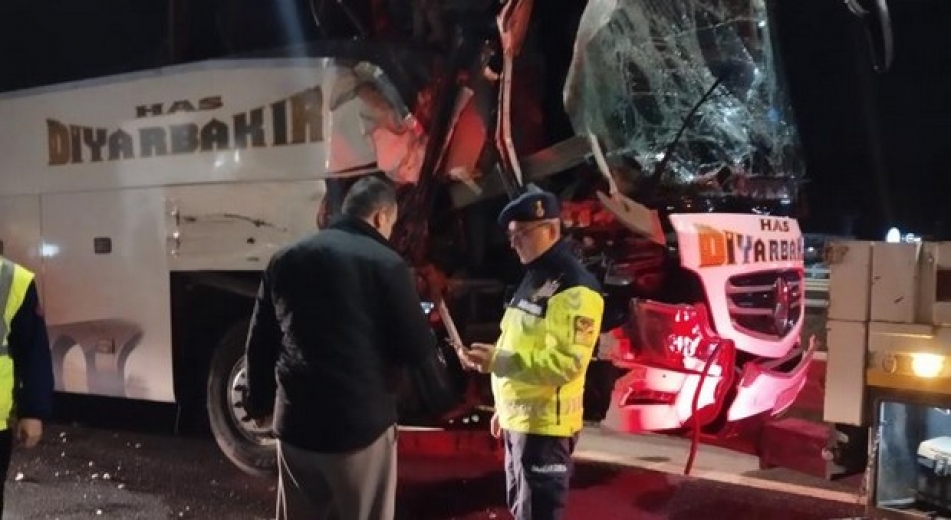 Yolcu otobüsü tıra çarptı: 10 yaralı