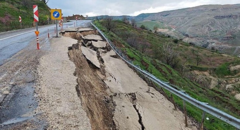 Yolun bir bölümü çöktü