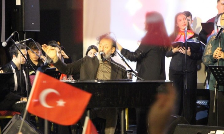 Yücel Arzen Amasya'da öğrencilerle sahne aldı