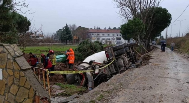 Zemin çöktü, beton mikseri devrildi: 1 ölü, 1 yaralı