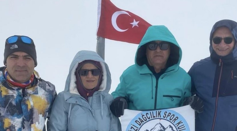 Zirvede bayrak değişimi