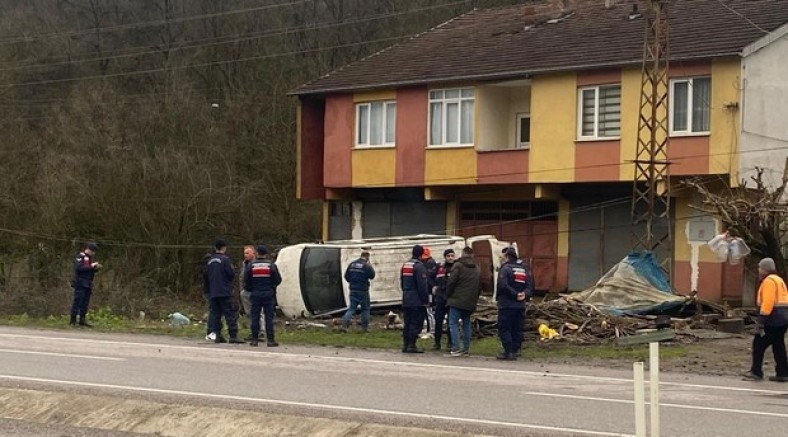 Zonguldak'ta minibüs devrildi, 4 yaralı