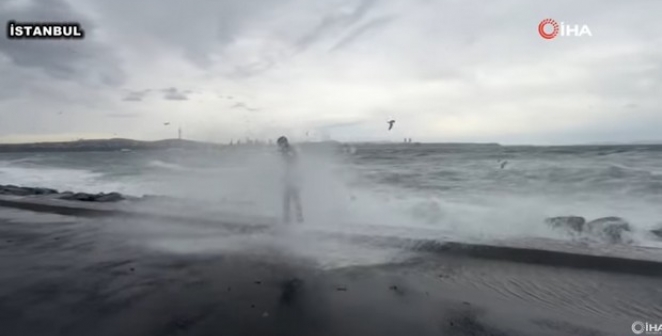 Şiddetli lodosa aldırış etmeden fotoğraf Çekme yarışına girdiler