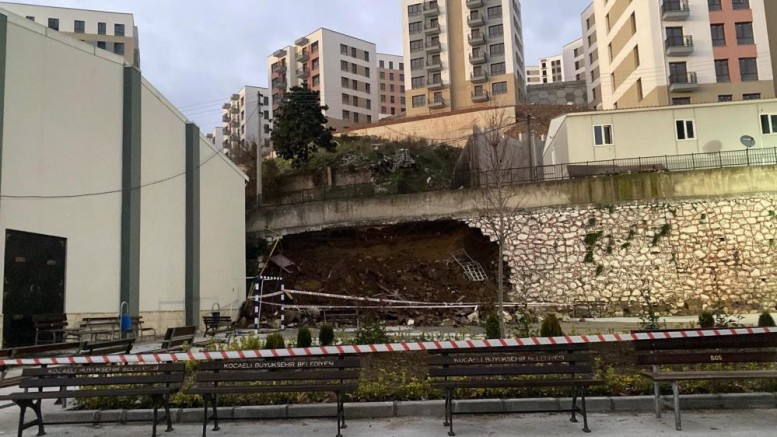 10 metrelik istinat duvarı okul bahçesine devrildi