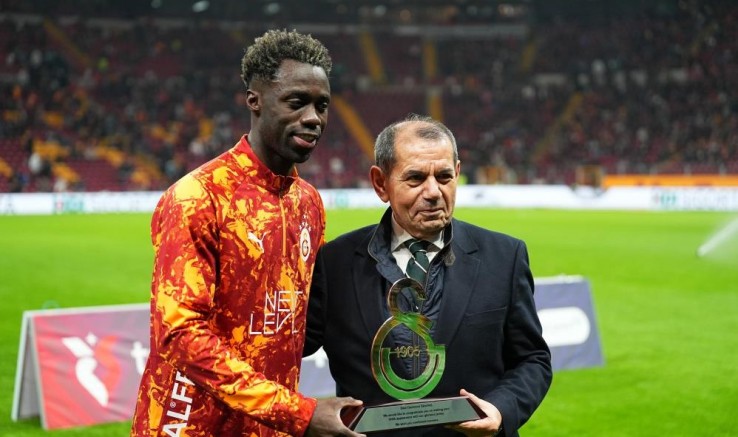 100. maçına çıkan Sanchez'e plaket verildi