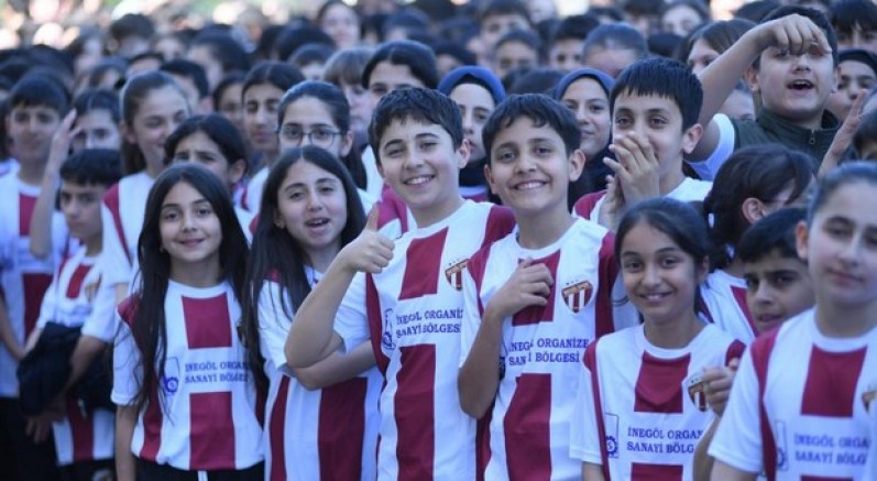 100 öğrenciye İnegölspor forması dağıtıldı