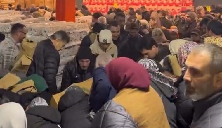 100 TL’lik indirim izdihamı