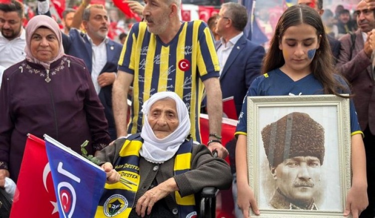 100 yaşında 100.yıl yürüyüşünde