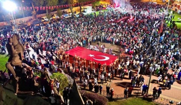 100. yıl coşkusu caddelere sığmadı
