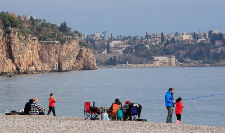14 ilde 'sarı kod' Antalya'da bahar havası