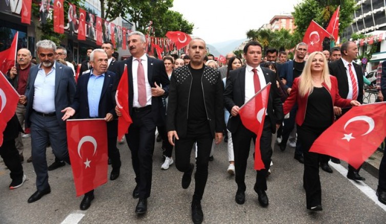 19 Mayıs coşkusu caddelere sığmadı