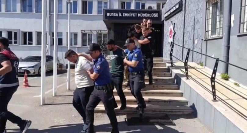 2,5 ay boyunca "Polisiz" diyerek dolandırdılar