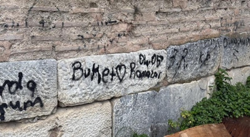 2 bin yıllık surlara yazılan yazılar tepki çekti