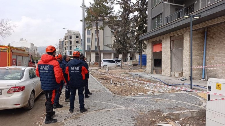 2 işçi binanın çatısına çıktı