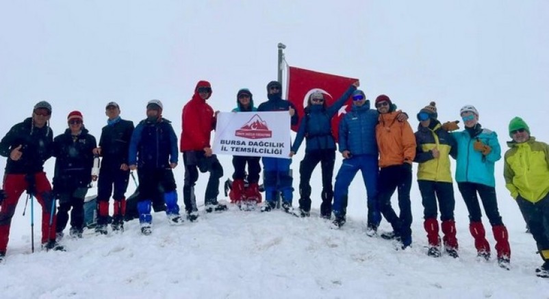 2 metre karda Türk bayrağı dalgalandı