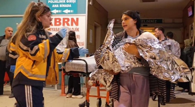 2 yaşındaki çocuk kaynar su dolu kovaya düştü