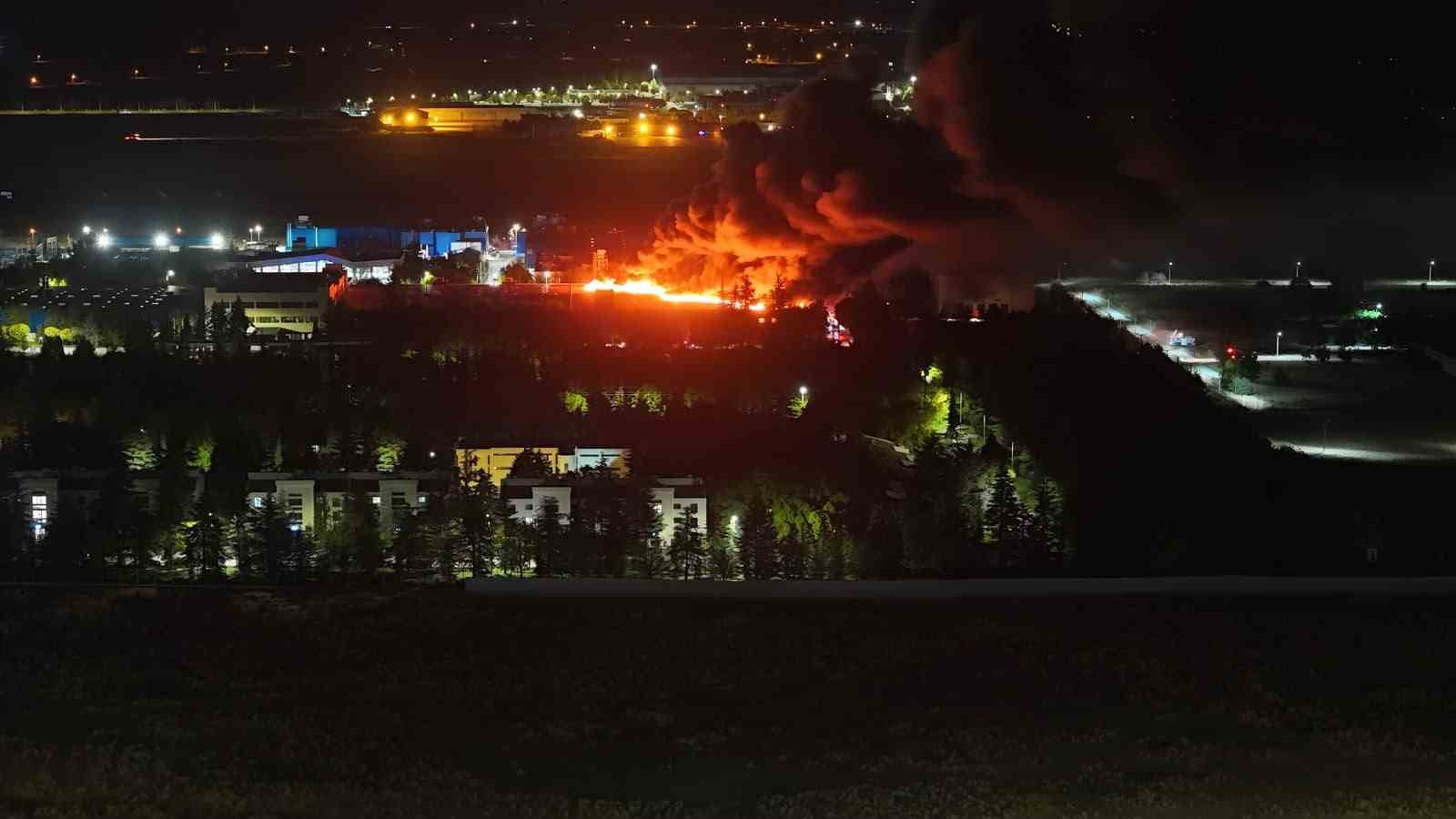 Eskişehir'de yangını söndürme çalışmaları sürüyor
