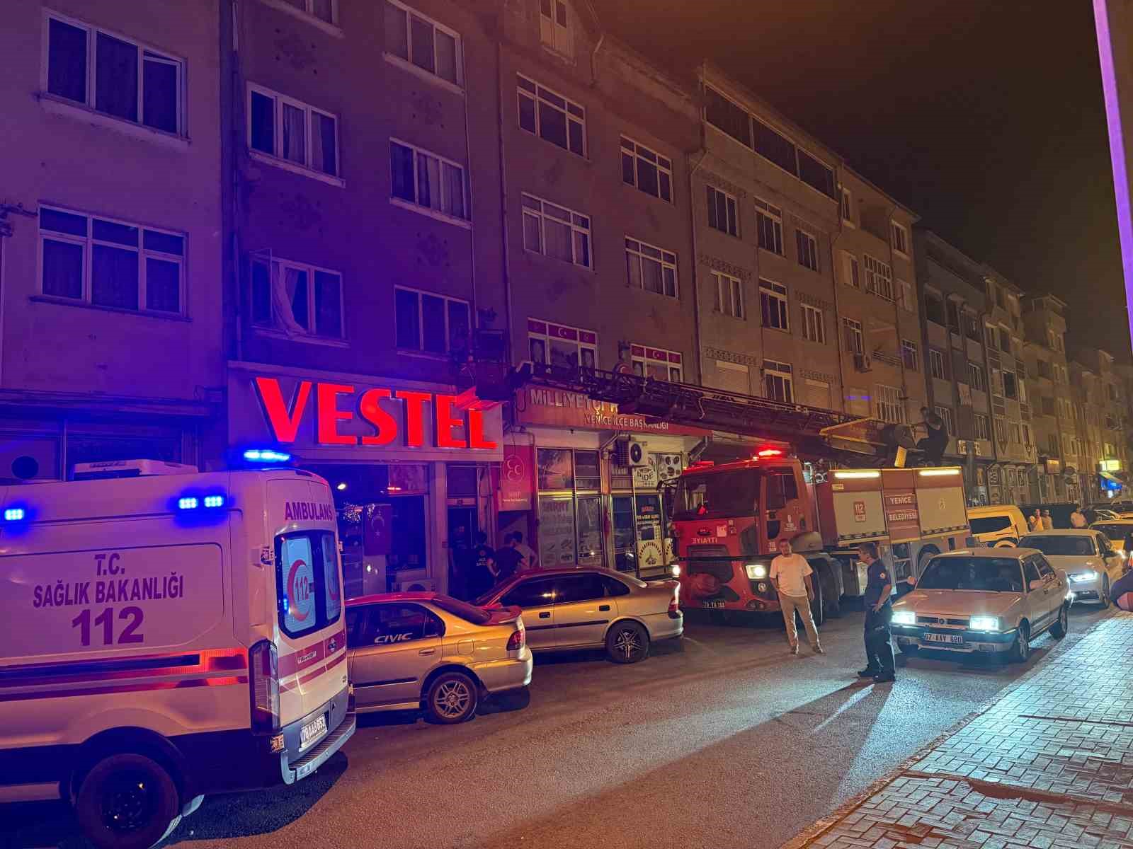 Eşinin boğazını keserek öldürdü