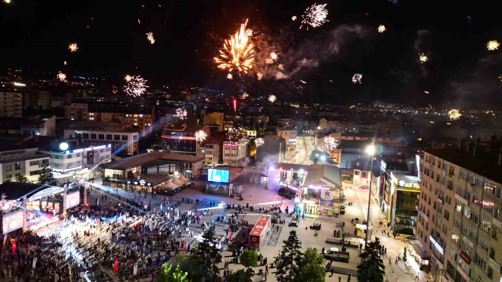 Festival coşkusu havai fişek gösterisiyle zirveye çıktı