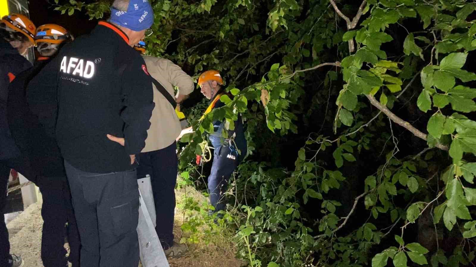 Uçurum kenarındaki motosiklet ekipleri harekete geçirdi