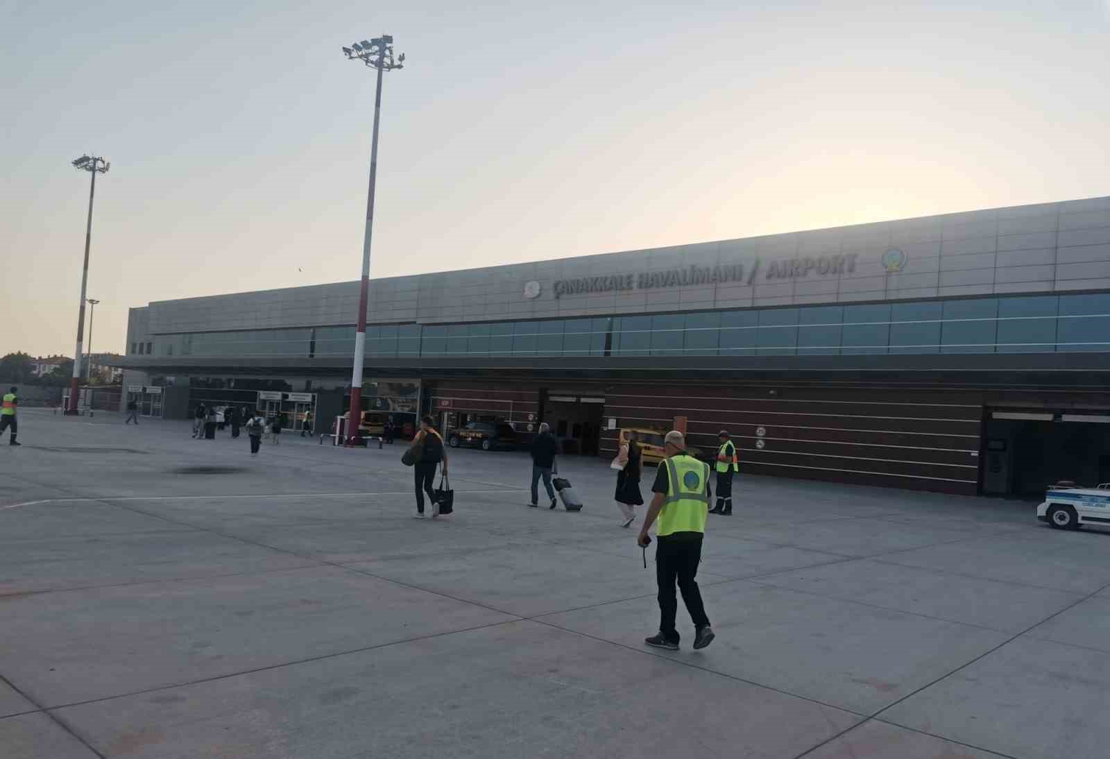 Brüksel’den gelen yolcu uçağı Çanakkale'ye iniş yaptı