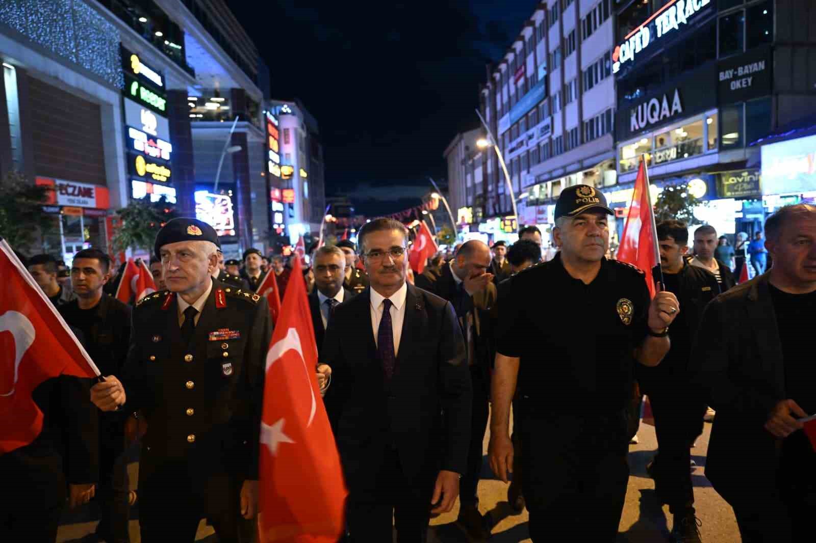 Erzurum’da 107. yıllık coşku fener alayı ile renklendi