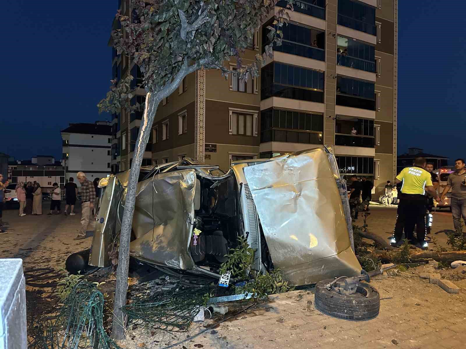 Yayalara çarpan otomobil otoparka daldı: 1’i ağır 3 yaralı