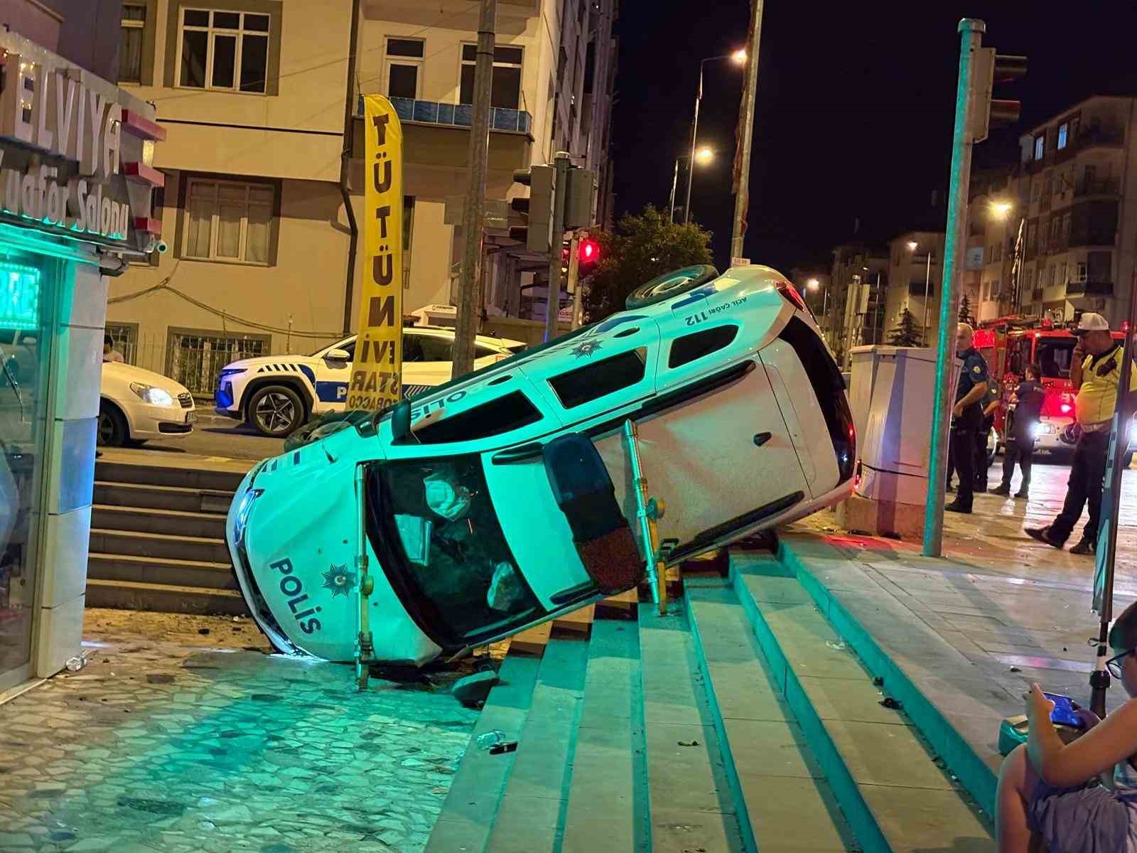Otomobille çarpışan polis aracı yan yattı: 3 yaralı