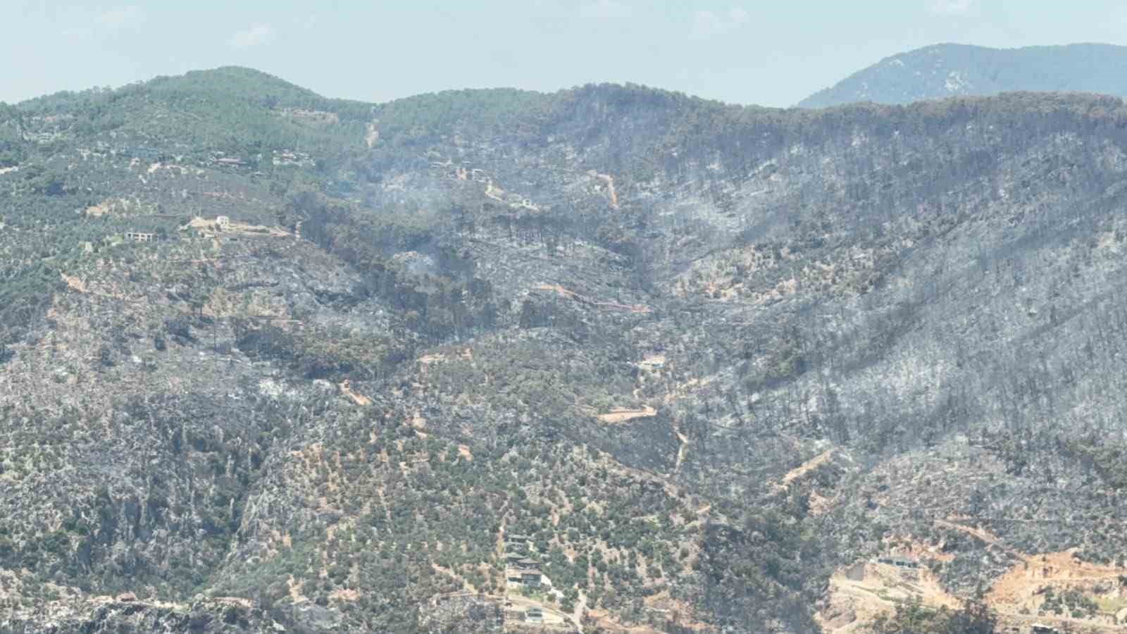 Yeşilden siyaha bürünen alan helikopterden görüntülendi
