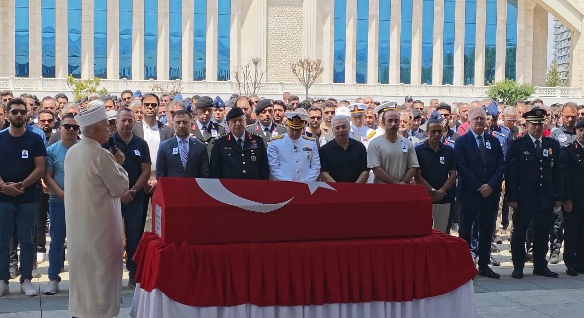 Hayatını kaybeden pilot son yolcuğuna uğurlandı