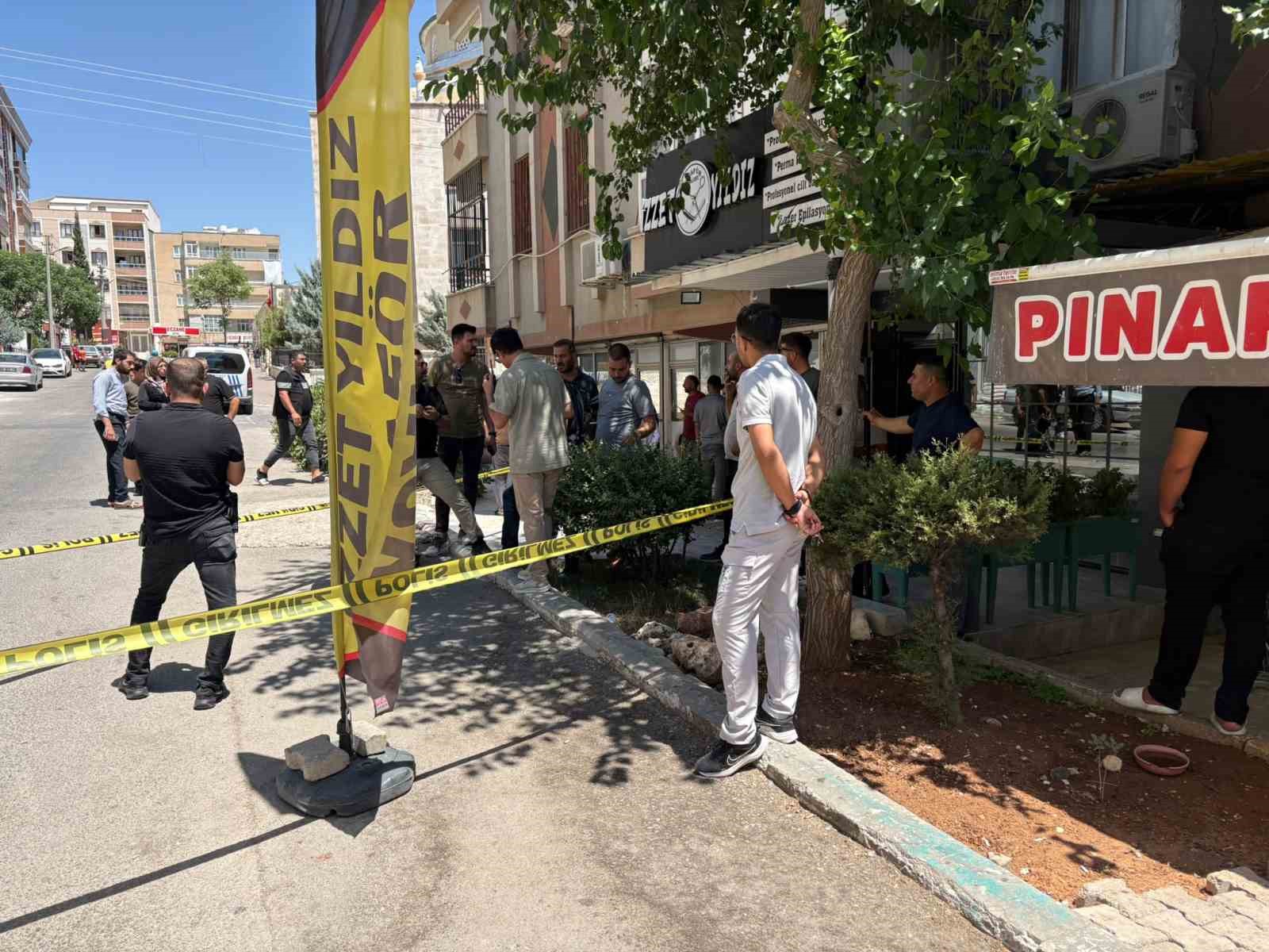 Eniştesinin berber dükkanını tüfekle bastı: 4 yaralı
