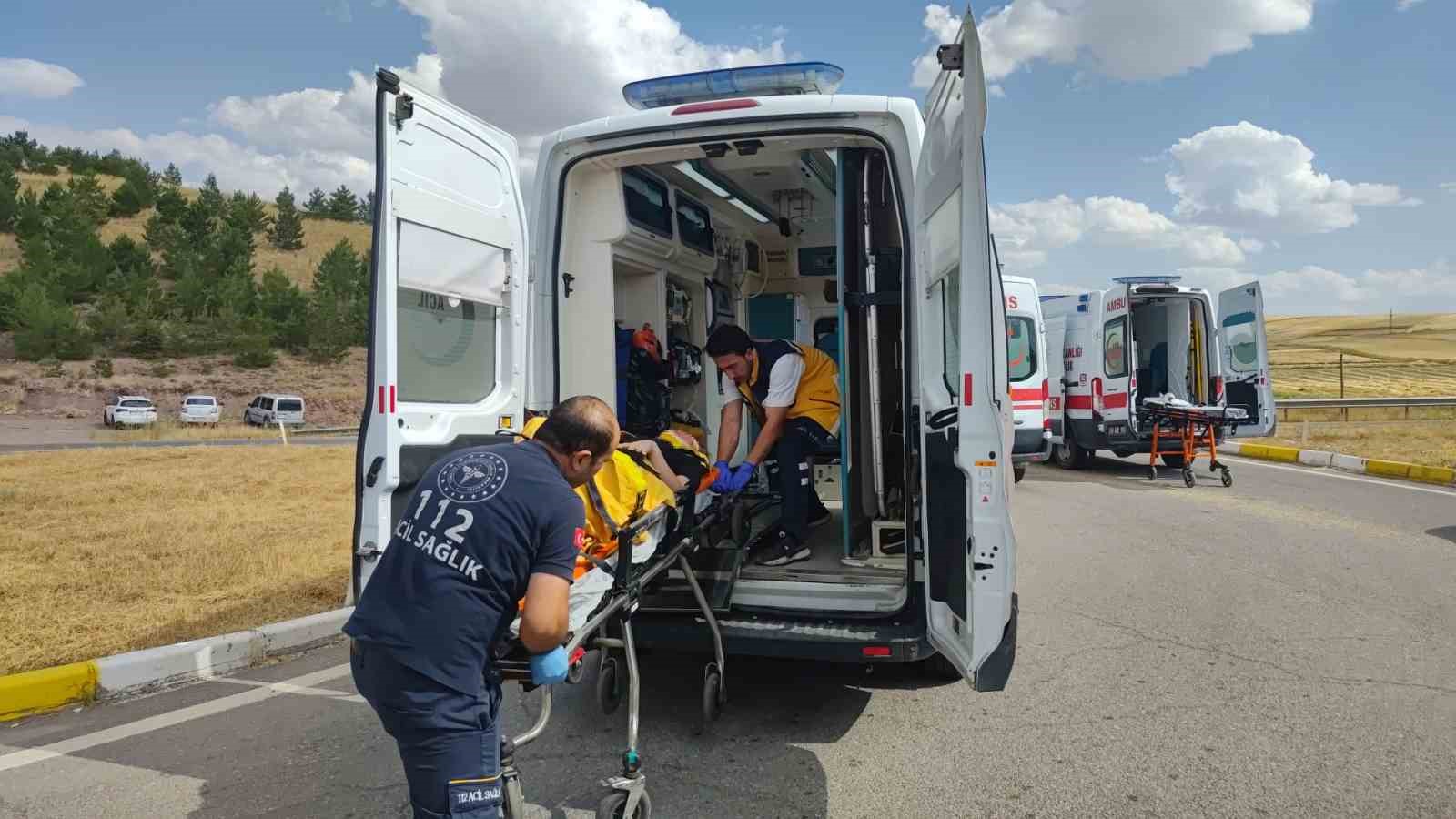Sivas’ta iki araç kavşakta çarpıştı: 1 kişi öldü 8 yaralı
