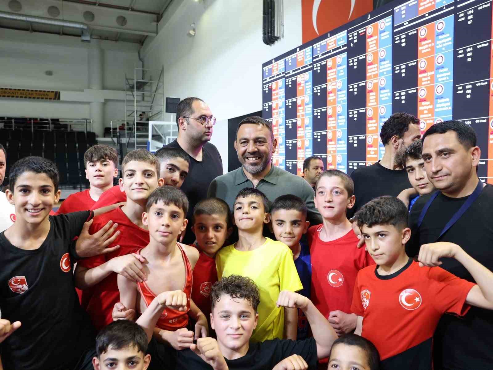Yerlikaya, Türkiye Minikler Güreş Şampiyonası’nı takip etti
