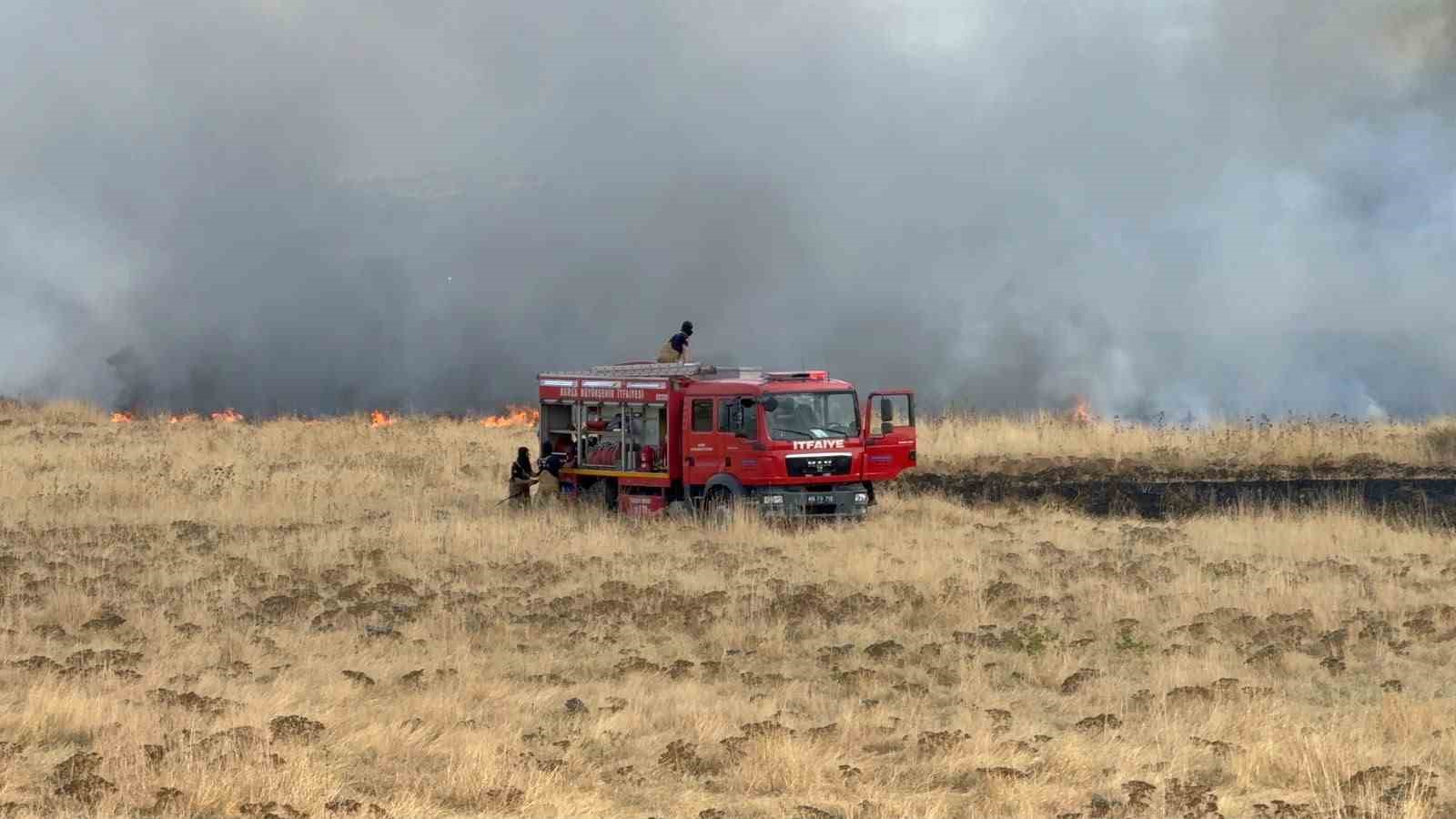 Yenişehir Havalimanı girişinde bulunan otluk alanda yangın