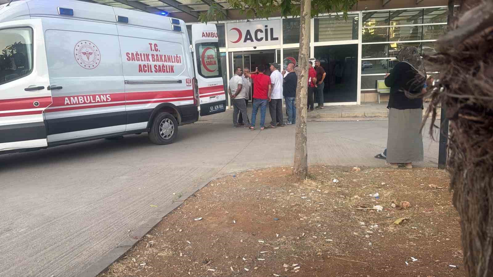 Düğünde silah sıkmak isterken 2 kişiyi yaraladı